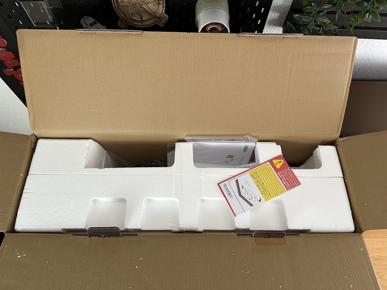 AOC Ultrawide Gaming Monitor Unboxing (11)