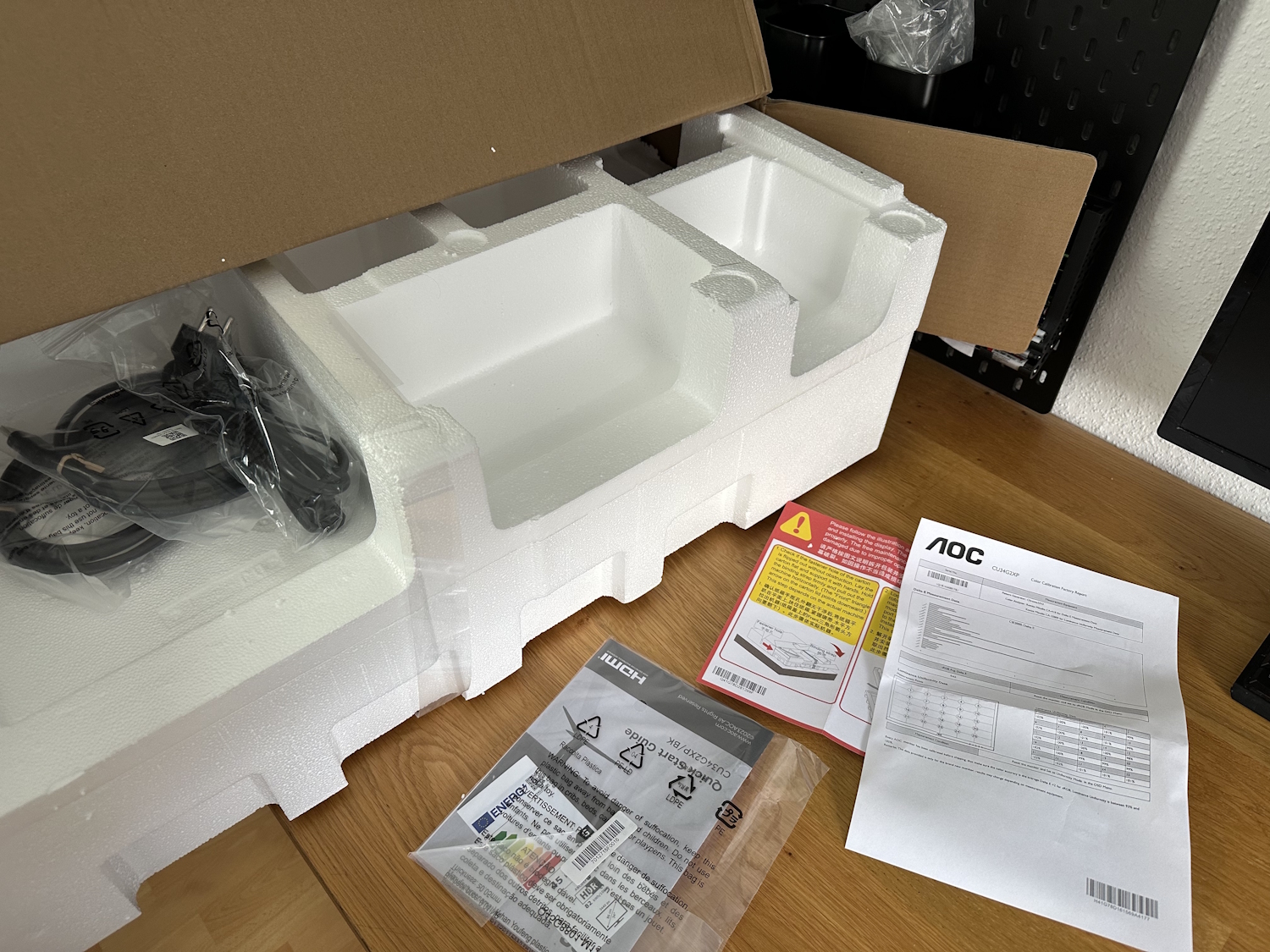 AOC Ultrawide Gaming Monitor Unboxing (13)