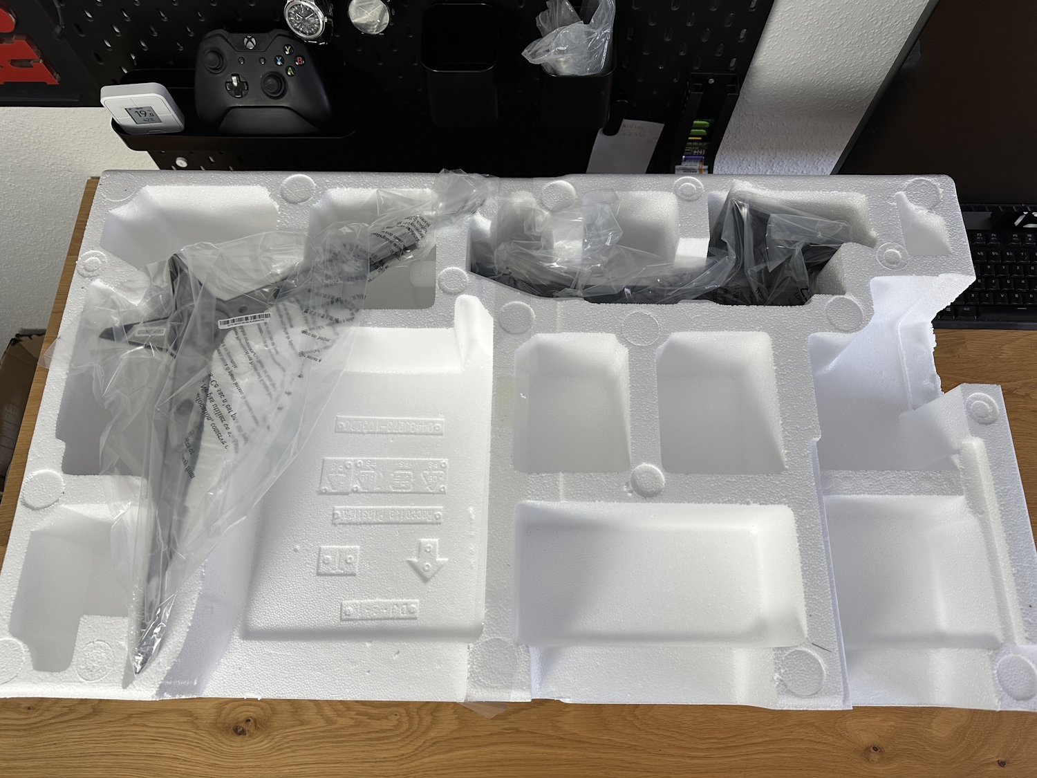AOC Ultrawide Gaming Monitor Unboxing (14)