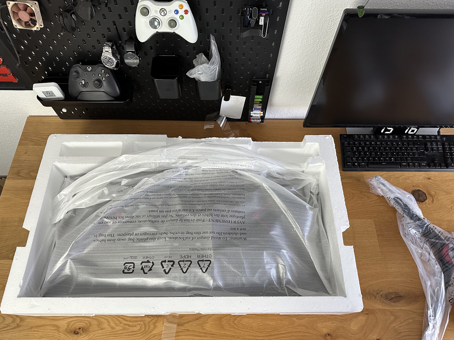 AOC Ultrawide Gaming Monitor Unboxing (16)
