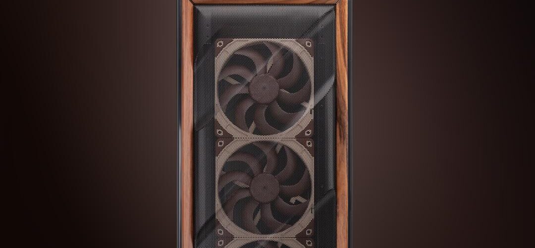 Frontalansicht des Antec Flux Pro Noctua Edition PC-Gehäuses mit den markanten braunen Noctua-Lüftern hinter der Mesh-Front.