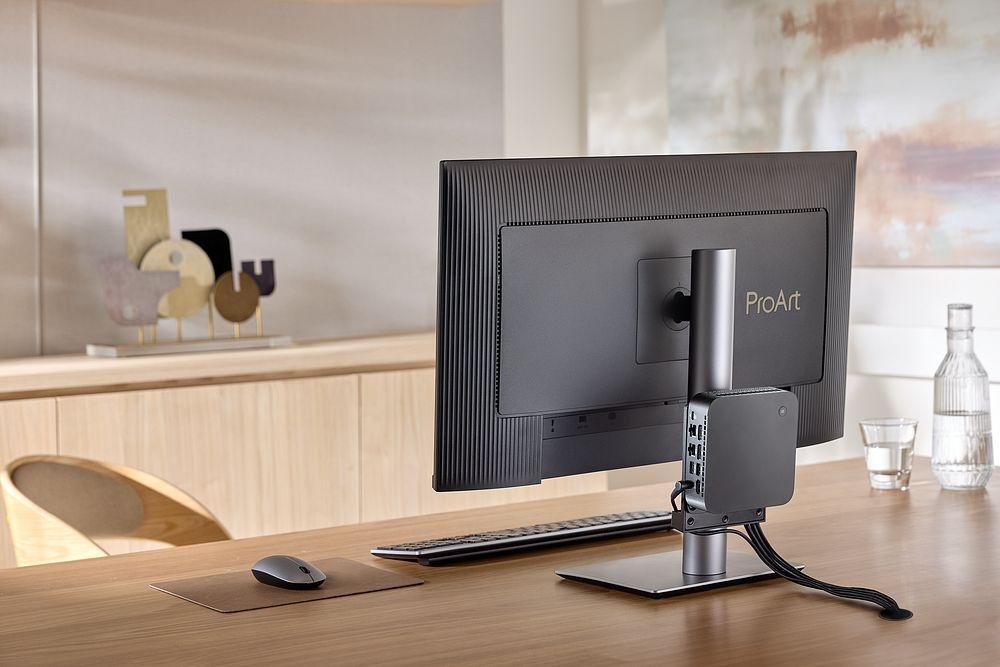 ASUS ExpertCenter PN55 Mini-PC von vorne links, auf einer minimalistischen Oberfläche.