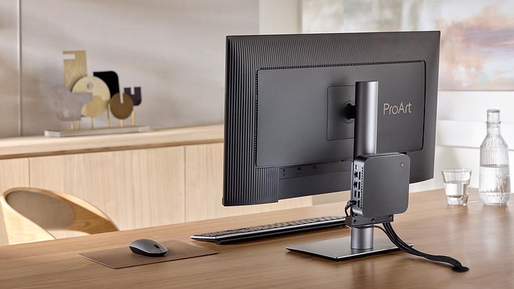 Der ASUS ExpertCenter PN55 unauffällig hinter einem Monitor an einem VESA-Mount befestigt.
