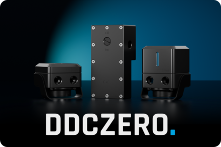 Verschiedene Blickwinkel der Alphacool DDCzero Wasserkühlungsprodukte, die deren kompakte Bauform und Anschlussmöglichkeiten zeigen.