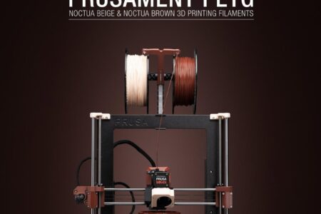 Zwei Spulen Prusament PETG Filament in den charakteristischen Noctua-Farben Beige und Braun, vor einem subtilen Hintergrund.