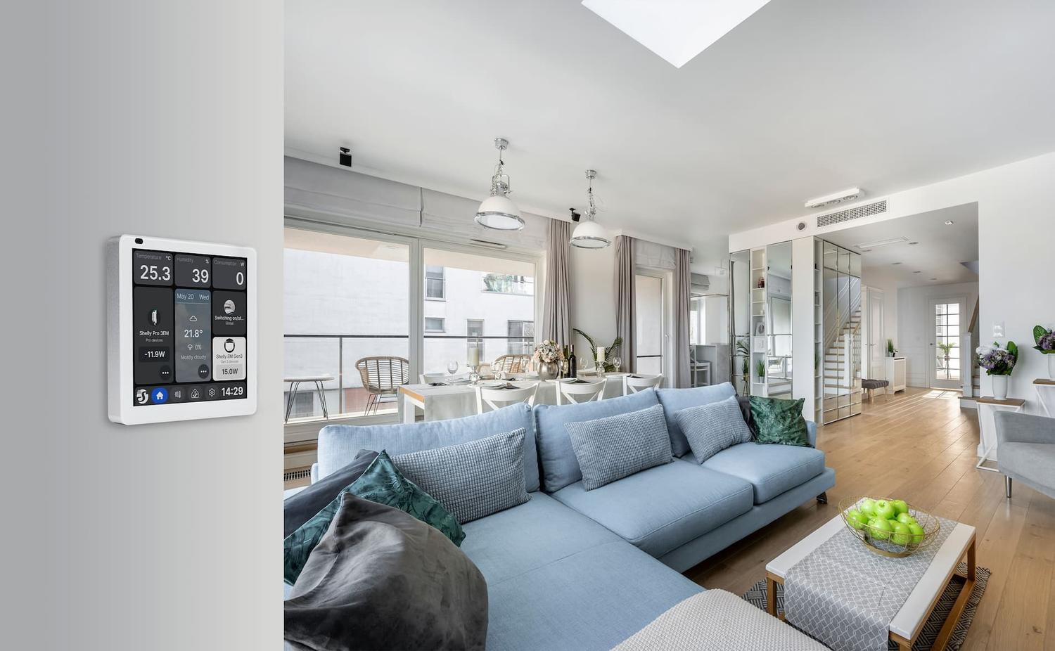Eine Nahaufnahme des Shelly Wall Display X1i, elegant in eine Wand integriert und bereit zur Interaktion.
