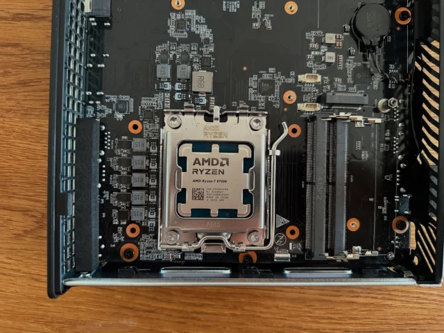 Mini-PC-Build enthüllt!

Wir haben den Minisforum MS-A1 AMD Mini PC zusammengebaut und ihn mit den besten Komponenten ausgestattet!

- KIOXIA SSD für superschnelle Ladezeiten
- Kingston RAM für flüssige Performance
- UGREEN Zubehör für perfekte Konnektivität
- Logitech Peripheriegeräte für ein optimales Nutzererlebnis

Der Zusammenbau war ein Kinderspiel und das Ergebnis ist einfach beeindruckend!

Was denkt ihr? Würdet ihr auch einen Mini-PC zusammenbauen?

Review auf Hardwarepoint.net

#MiniPC #MSA1 #Zusammenbau #KIOXIA #Kingston #UGREEN #Logitech #Technik